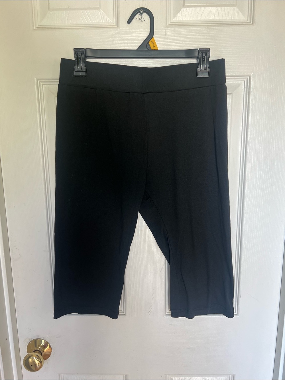 Black Ponte Capri Pants
